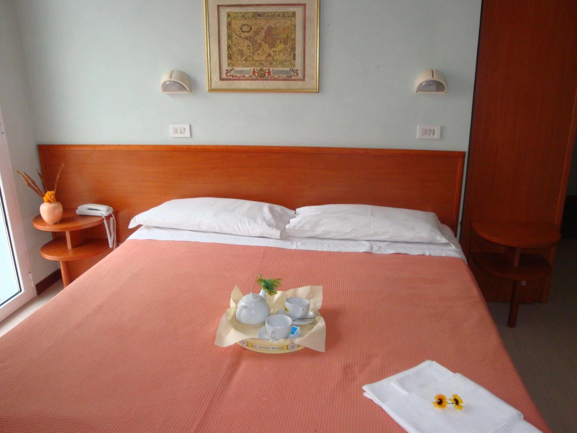 Hotel Blue Moon Rimini Exterior foto
